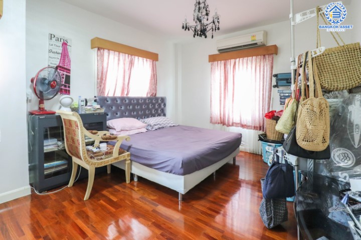 *****บ้านเดี่ยวทำเลใจกลางเมือง ม.เศรษฐสิริ งามวงศ์วาน-ประชาชื่น หลังมุม (ตรงข้าม ม.ธุรกิจบัณฑิตย์) บ้านหลังใหญ่ เนื้อที่ 77.8 ตร.ว. ฟังก์ชัน 5 ห้องนอน 4 ห้องน้ำ 2 ที่จอดรถ พื้นที่ใช้สอยเกือบ 250 ตร.ม. หน้าโครงการติดถนนประชาชื่น เชื่อมต่อถนนหลายสาย ใกล้เดอะมอลล์ฯ และจุดขึ้นทางด่วนงามวงศ์วาน